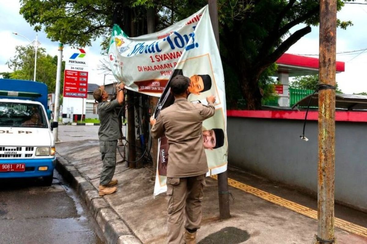 Ratusan Atribut Rusak dan Liar di Jakarta Utara Dibersihkan Petugas