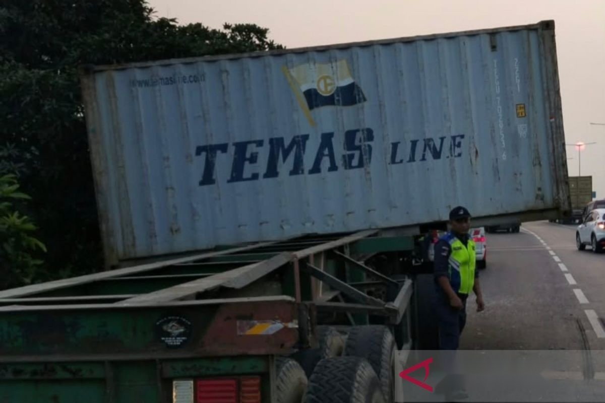 Kurang Jaga Jarak Diduga Biang Tabrakan Trailer di Tol Wiyoto Wiyono