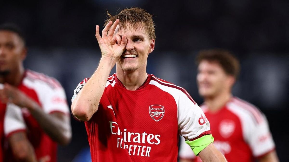 Odegaard Cetak Gol Spektakuler, Arsenal Taklukkan Napoli di Kandang
